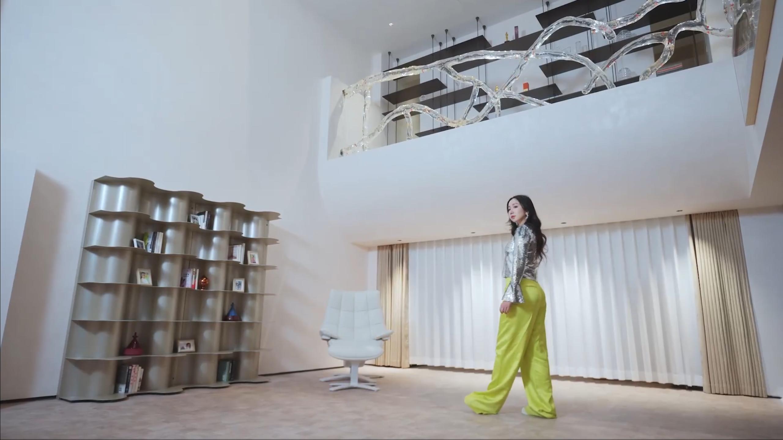 大胆开麦！刘雯和娄艺潇的家，一个比例失调，一个画风突变，都不好看