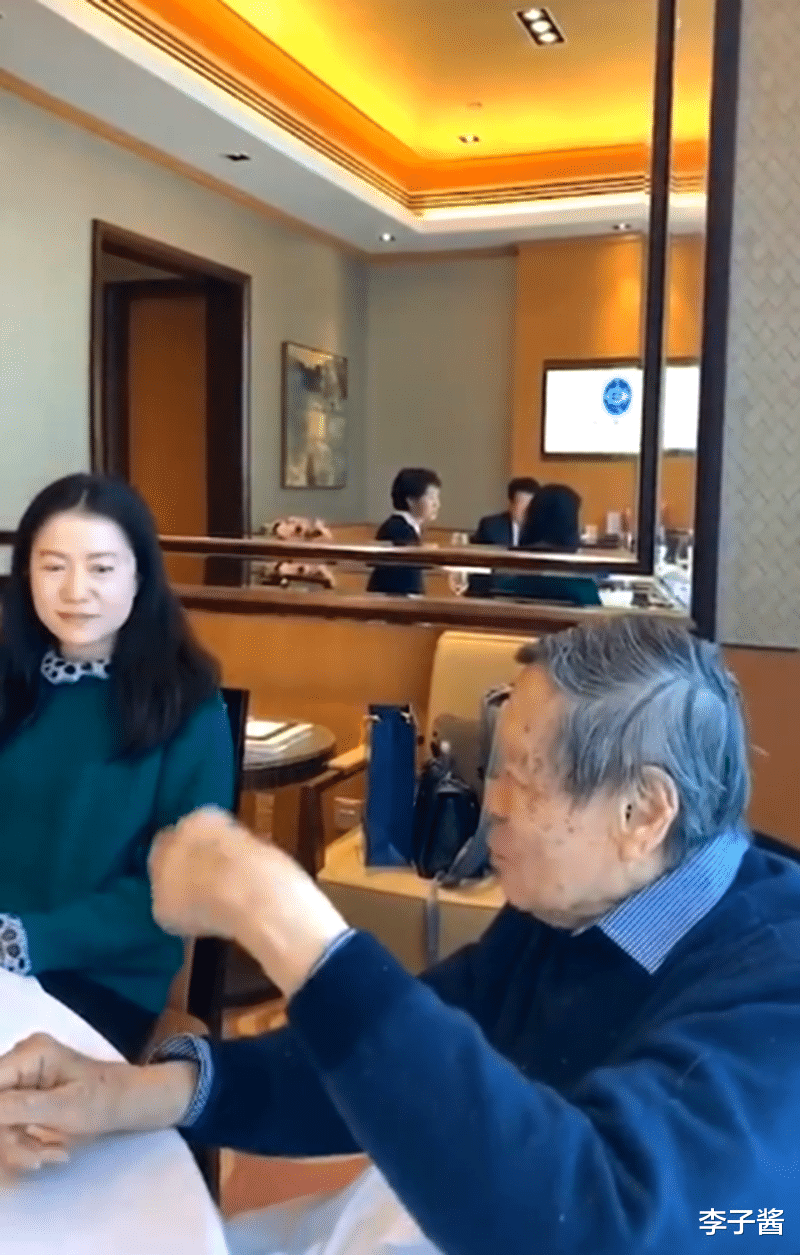 102岁杨振宁与刘洋聚餐，说话和听力超好，妻子翁帆穿绿毛衣抢镜