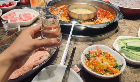 在成都吃了顿火锅配白酒，终于明白：成都火锅，为什么走不出巴蜀
