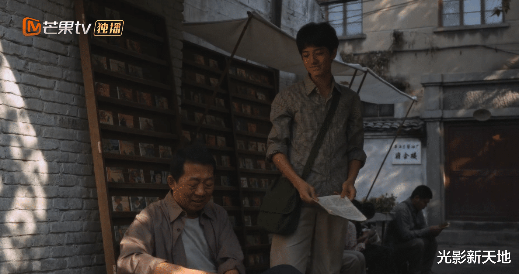 《小巷人家》重要细节:不能看的禁书是这本,他的台词是全剧核心