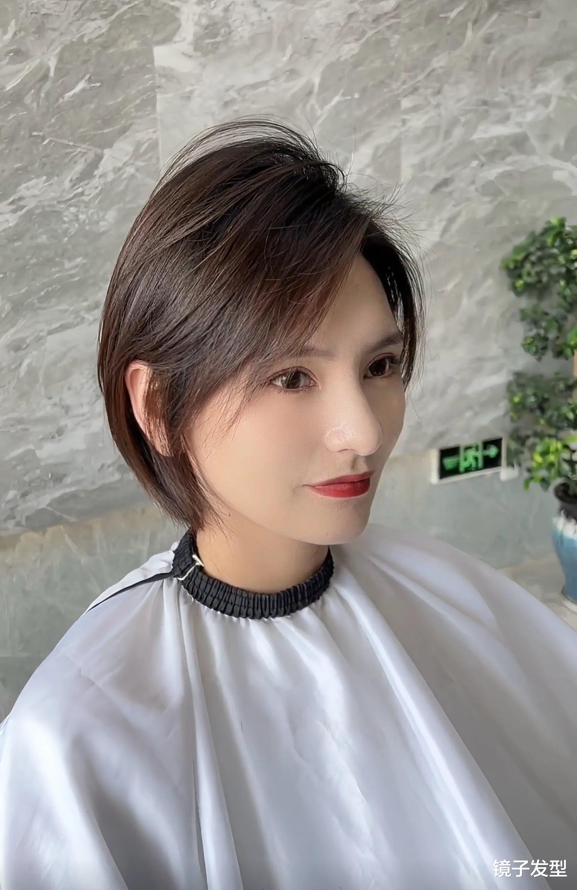 发型的魔法:锯齿刘海超短发、减龄波波头与时尚大波浪长发