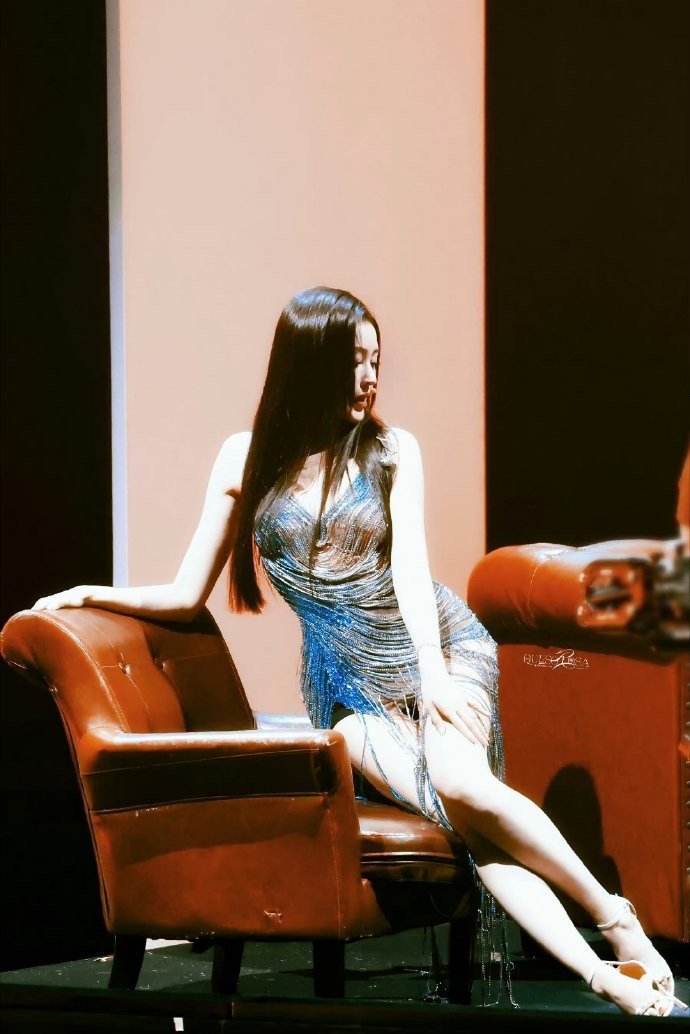 张天爱穿瑜伽裤,贴身设计勾勒好身材,魅力不输张曼玉