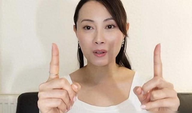 香港知名女星在英国掏钱参加富豪饭局找对象，被网友嘲讽自取其辱