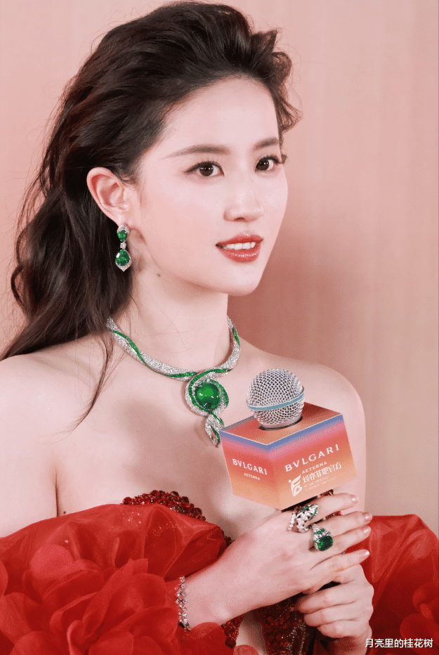 宝格丽晚宴上的刘亦菲,浓烈而明媚的身姿,是肆意绽放的红玫瑰