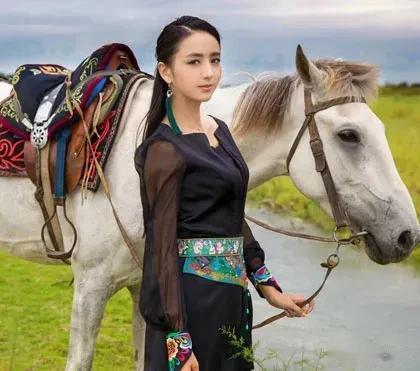 吴京《镖人》新造型化身草原硬汉,看演员阵容,都是会骑马的硬汉