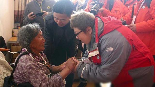 “骗”了我们30年，韩红父亲原来是家喻户晓的他难怪都不敢得罪