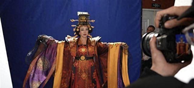 看74岁刘晓庆扮武则天、官司缠身没了养老钱，才明白何谓女皇圣体