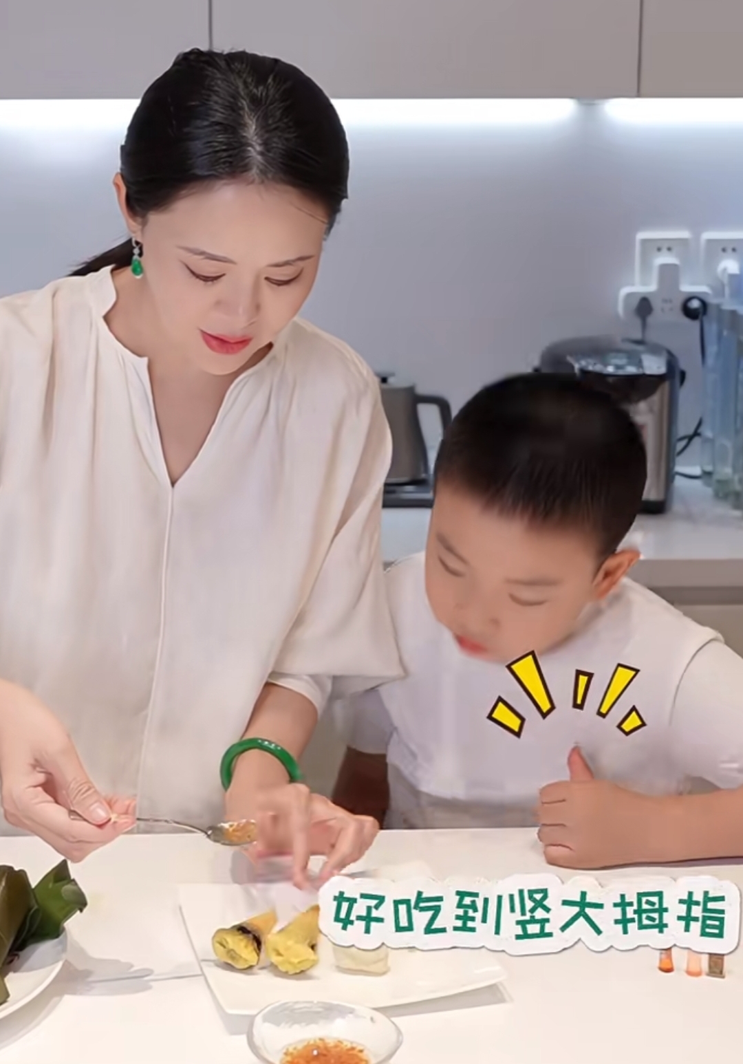 关悦端午为家人包粽子,佟大为8岁儿子身高超妈妈肩膀,长相神似爸爸