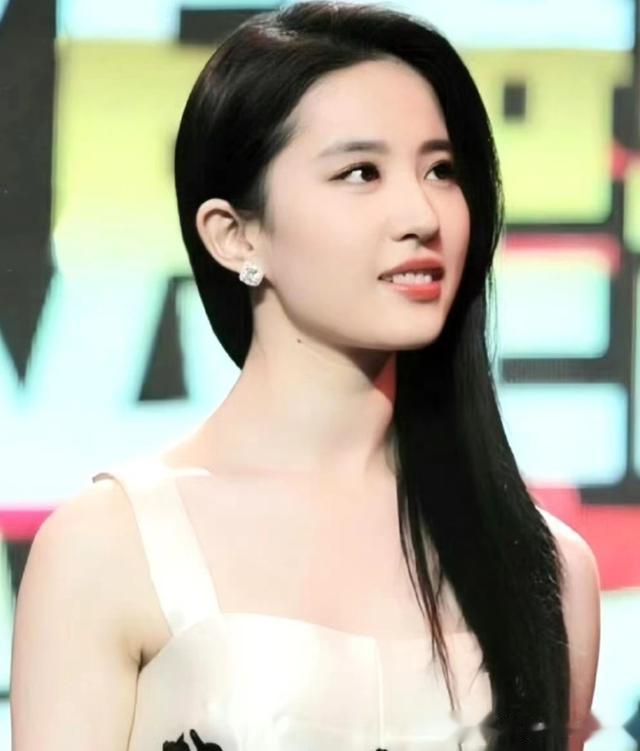 赵露思直发深v,被赞“撞脸刘亦菲”!网友喊话:接班刘亦菲吧!