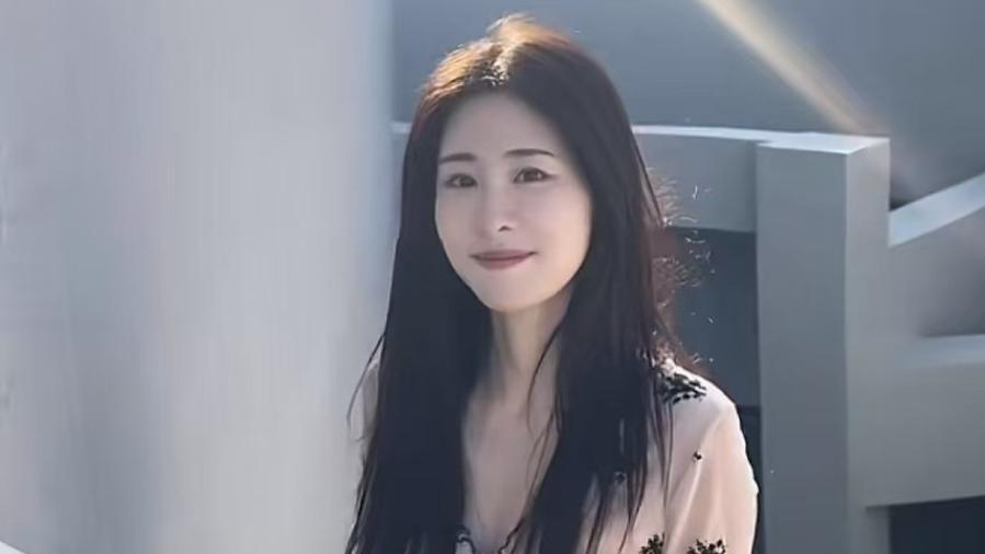 张碧晨情人节大放送！与女儿同框看烟花，母女情深引爆话题！