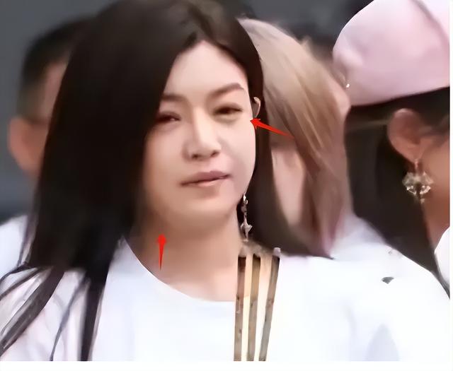 陈妍希婚变风波后首露面，摘掉婚戒眼神疲惫，新戏饰演离异女主