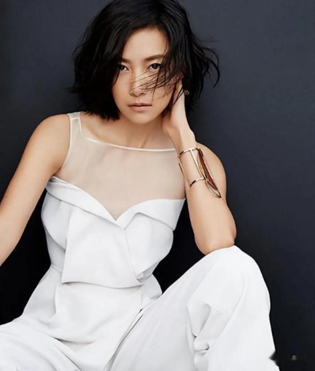 李庚希爆冷门，首位00金鸡奖影后！徐静蕾力捧，京圈公主背景被扒