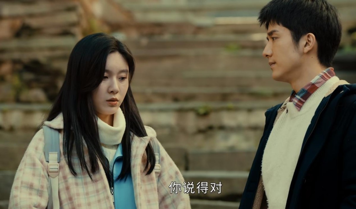 《微暗之火》开播,38岁童瑶风情万种,却被25岁女二号抢走了风头