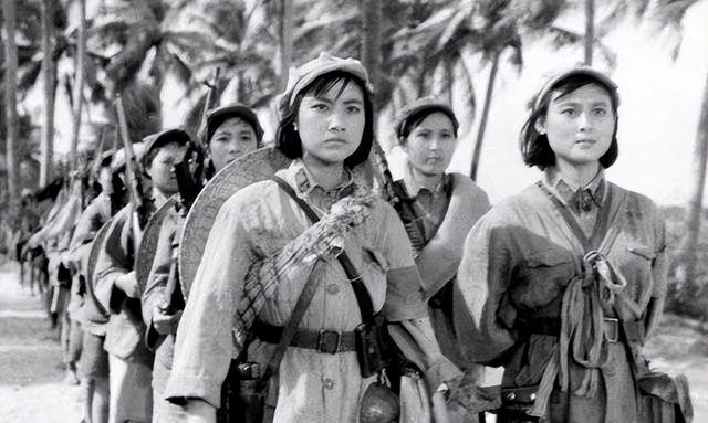 向梅：因长相洋气无戏可拍，被调到服装间做主任，40多岁才成名