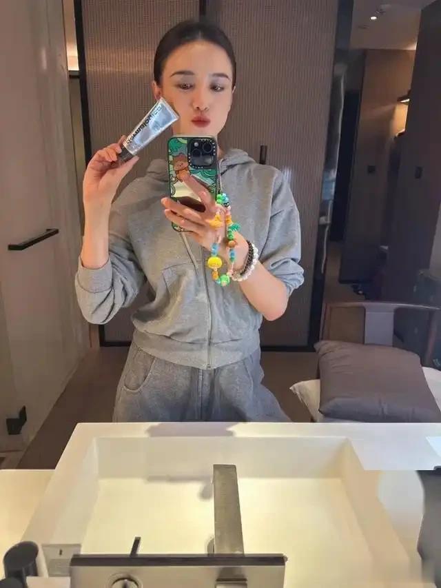 44岁宋佳晒复式大豪宅，素颜素衣大秀美腿，窗外千亩园林暴露奢侈