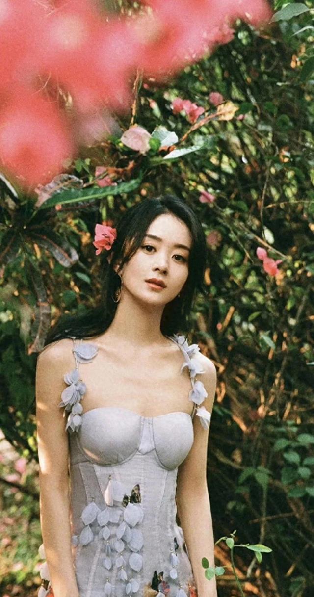 赵丽颖祝贺哪吒破百亿,短发姨味十足,粉丝直呼:还我清纯女神!