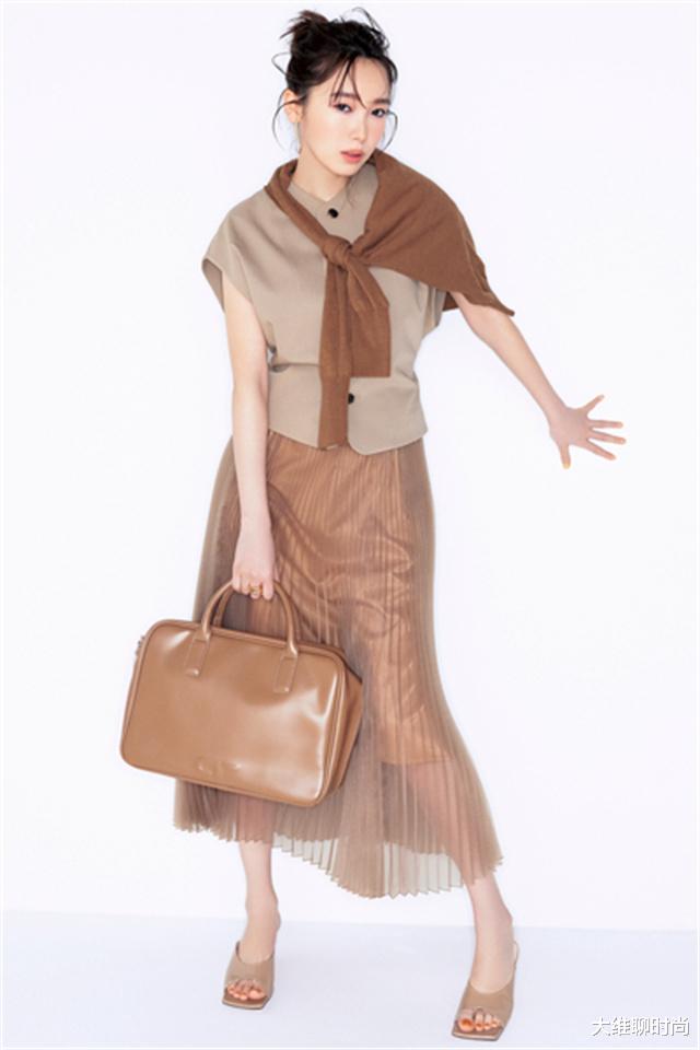 日本某职业女性杂志，6月刊穿搭排名，上紧下松是今年很火的潮流
