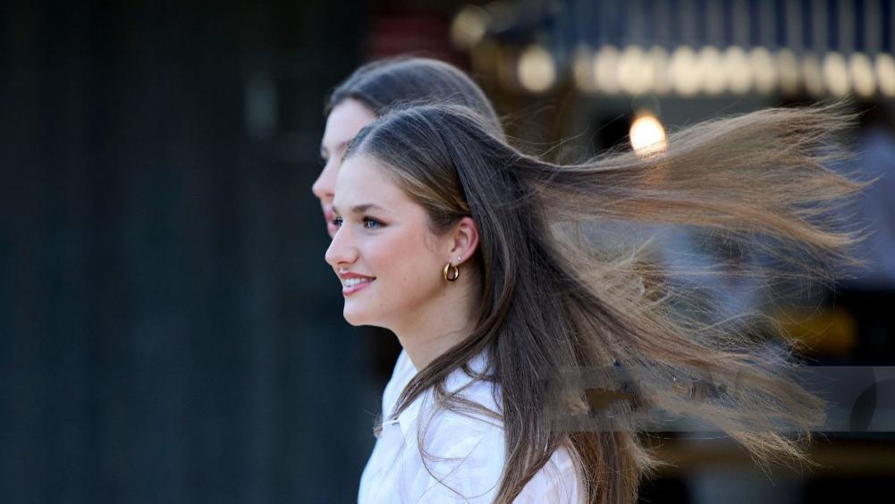 被西班牙姐妹花公主美到了！同梳着长发飘飘的发型穿白衣，好仙呀