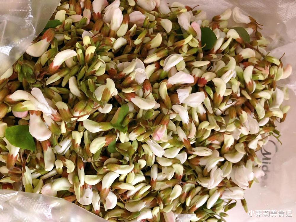 蒸槐花，最忌直接裹面上锅蒸，牢记“1放1窍门”，粒粒焦香不粘坨