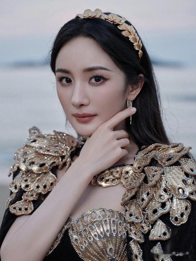 杨幂 身着黑色蕾丝裙 ,简直就是海神降临。美到爆炸!