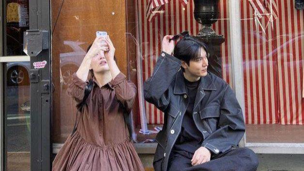 李敏镐和金敏荷的“情侣合照”，并肩坐在街头，毫不掩饰亲密关系