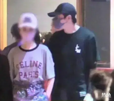 王晓晨晒99朵玫瑰花束，捧爱心蛋糕秀恩爱，疑似男友俞灏明所送