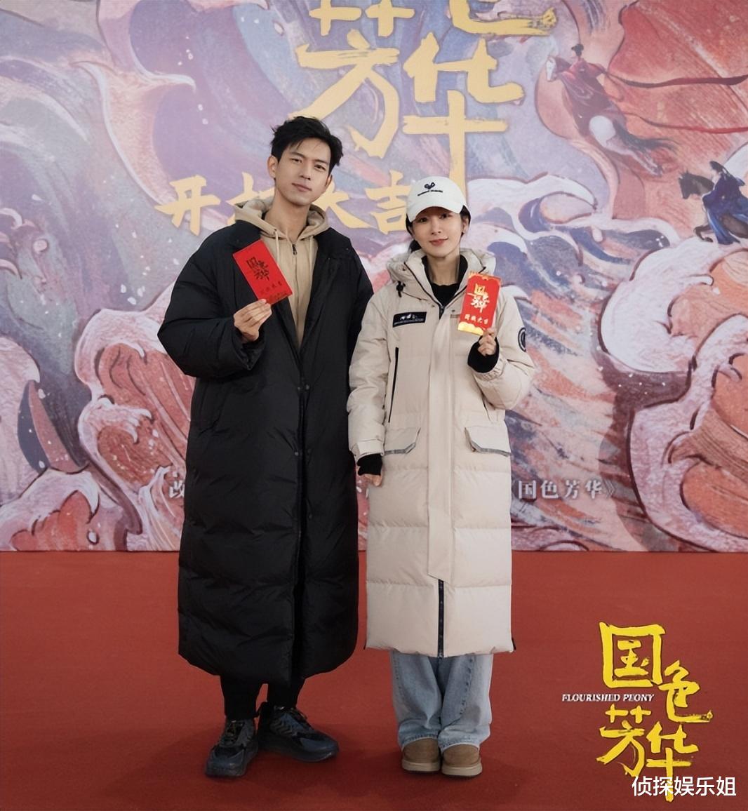 杨紫庆祝新剧杀青,公开与李现等主创合照,古装造型曝光温婉大气