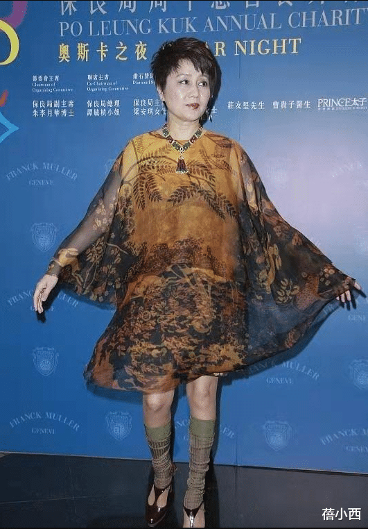 赌王四太梁安琪不像63岁的人，剪了超短发穿娃娃裙，扮嫩太有水准