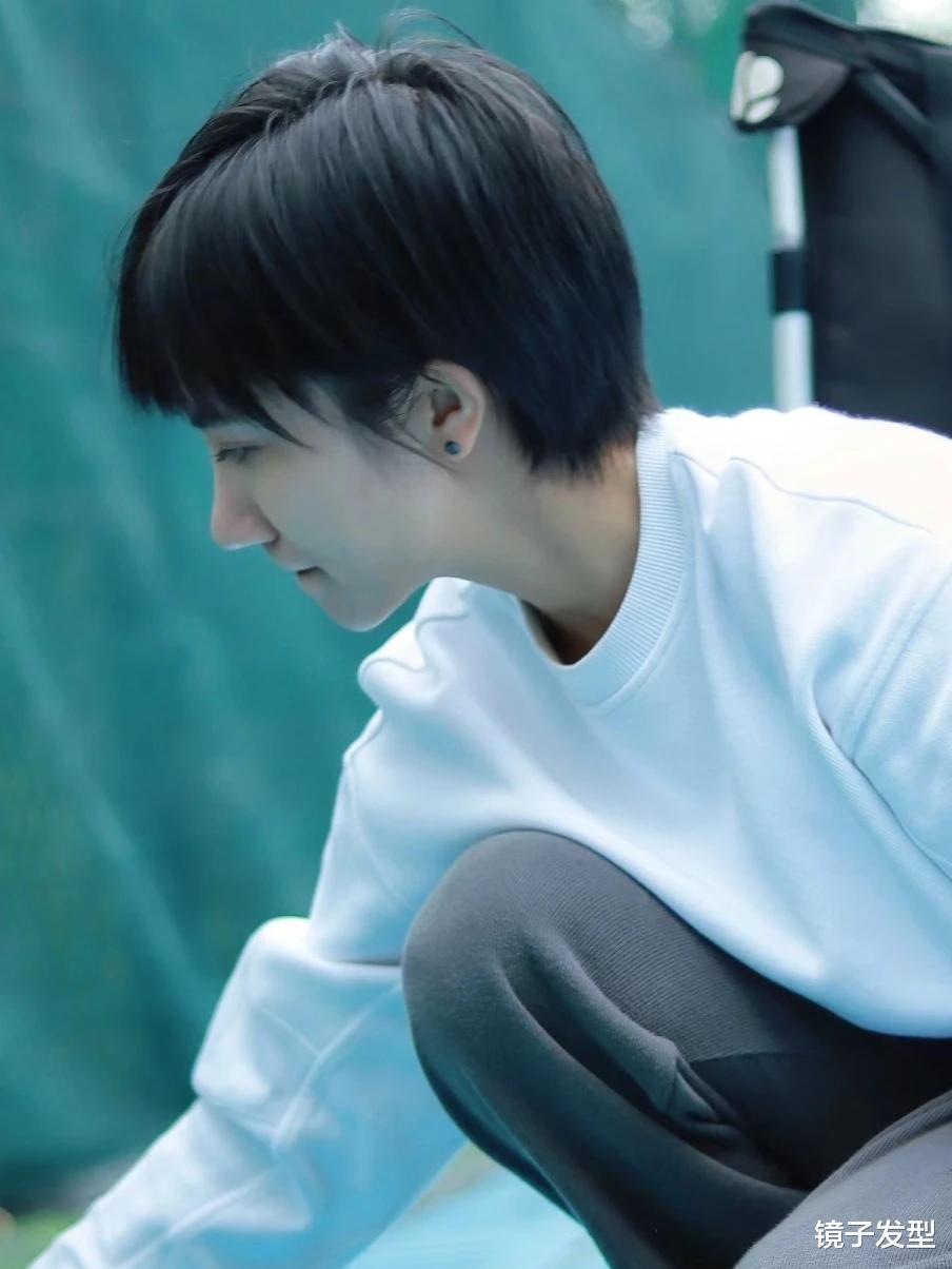 独领风骚的发型来了,挂耳层次短发就是不一样,简单却很有高级感