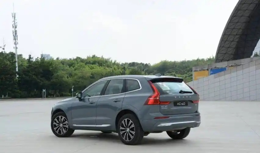 2025款沃尔沃XC60深度解析：2.0T+四驱，安全顶呱呱，价格跌冒烟