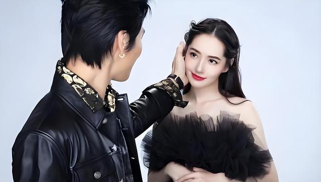 向佐真懂浪漫!小年夜送郭碧婷豪车做衣帽间,亲自为老婆涂口红帅