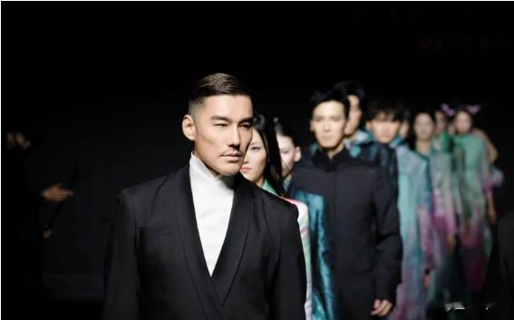 这一夜,胡兵帅得惊心动魄新中式战袍,53岁像33岁成时尚界焦点