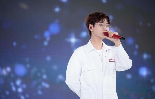 《歌手》今晚全程直播!导演称有人不战而退,那英:我一直做噩梦