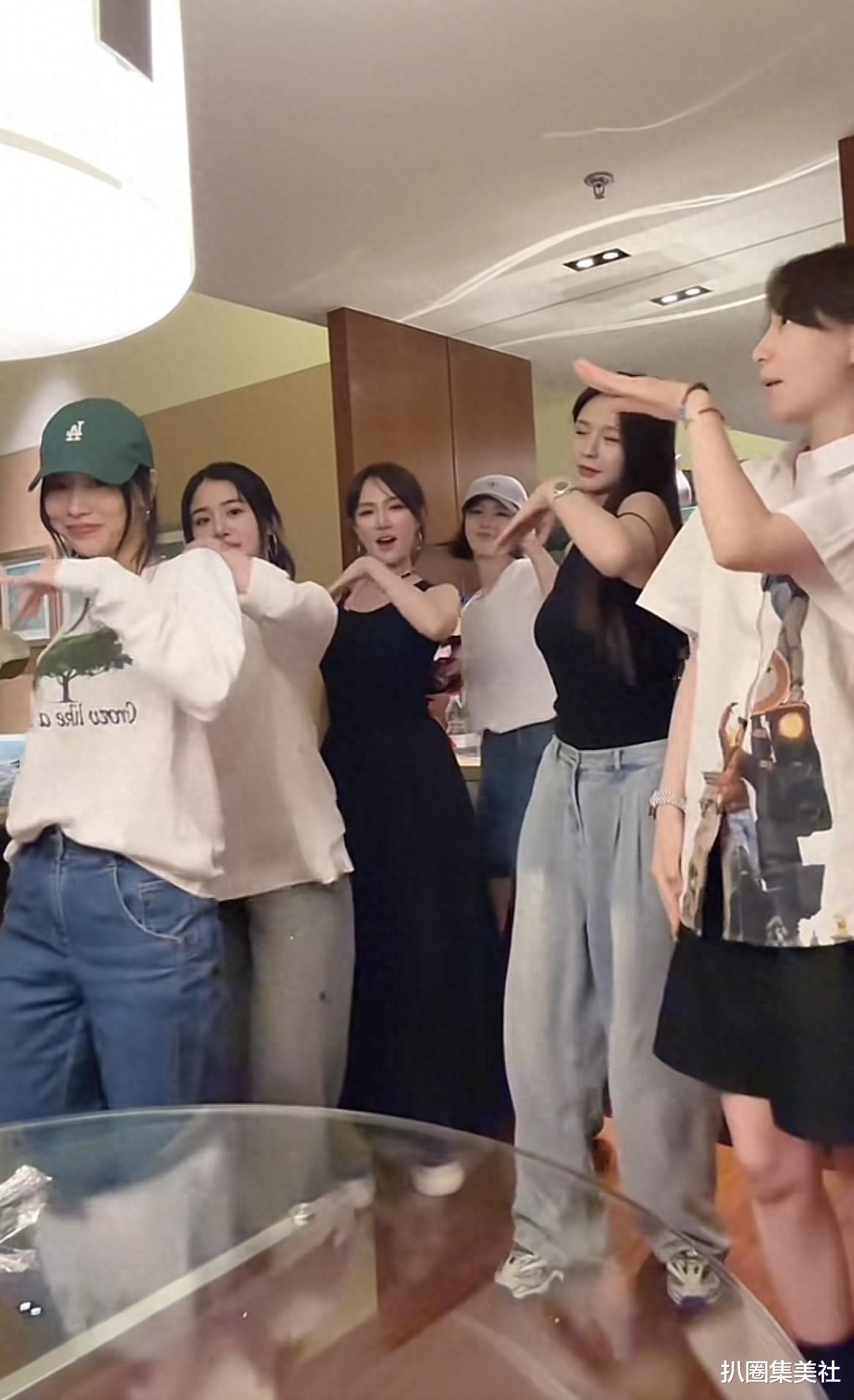 大碗姐妹再聚首,沈梦辰吸睛,张含韵胖了,郁可唯镜头被挡住