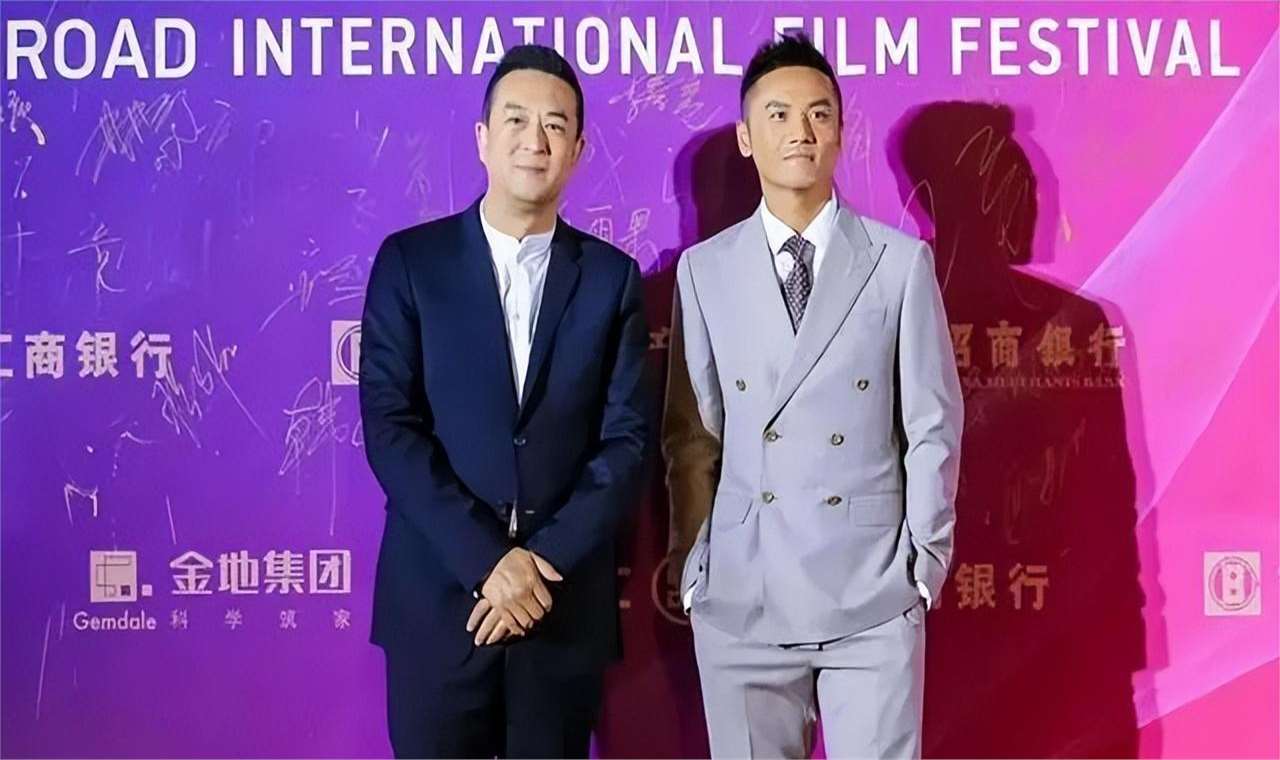 张嘉译每次拍戏都带上表弟,出道20年,表弟火了,张嘉译很欣慰