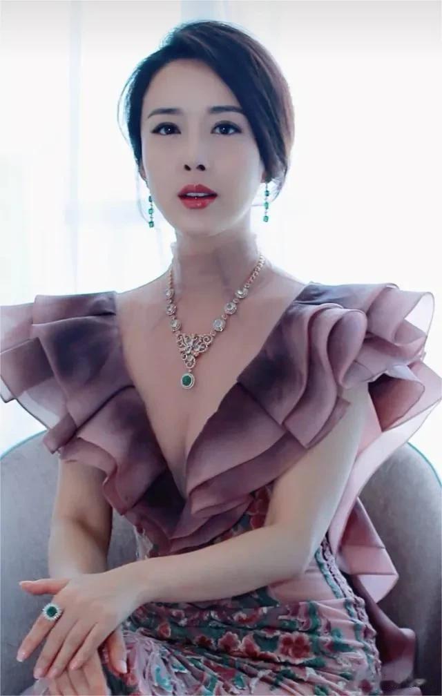 颜丹晨:知性高雅，端庄大方，妩媚多姿
