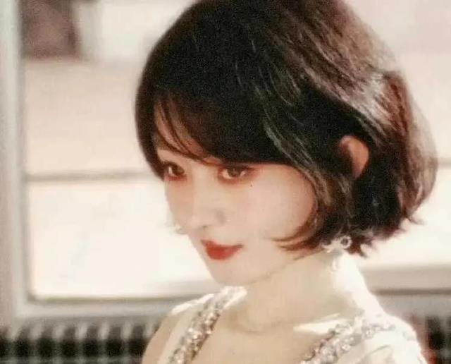 赵丽颖祝贺哪吒破百亿,短发姨味十足,粉丝直呼:还我清纯女神!