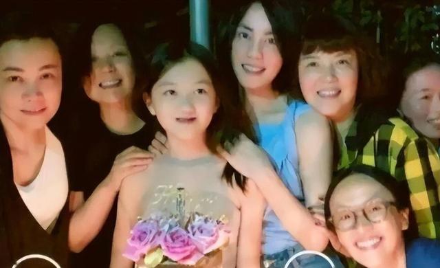 网友偶遇王菲送女儿留学 18岁李嫣打扮时髦有范