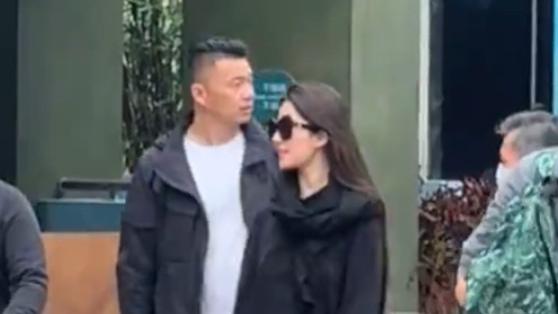 刘亦菲的衣品真难懂！穿oversize卫衣配健身裤，五五分的身材太真实