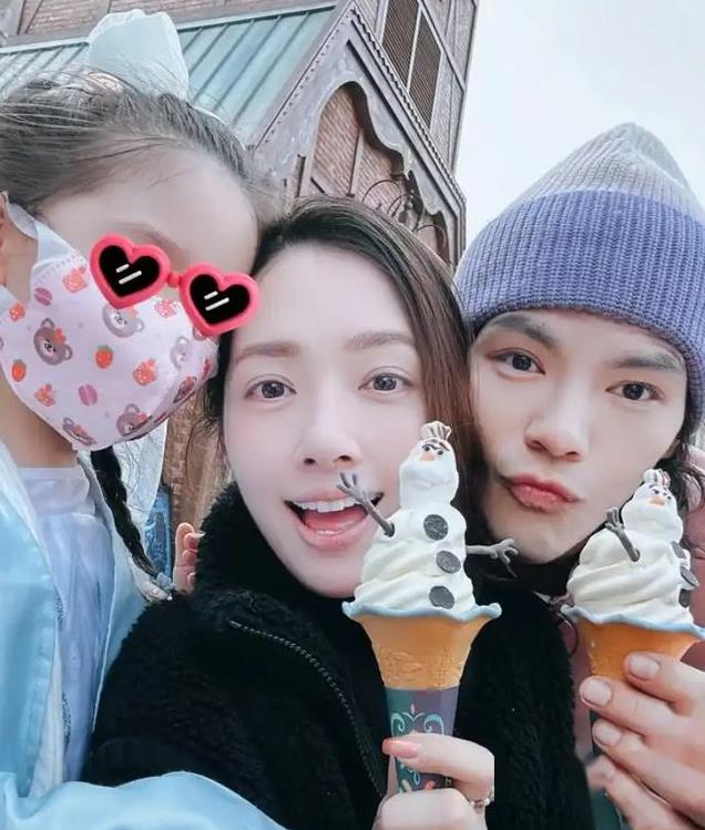 郭碧婷一家四口出游，向佐穿搭比老婆还粉嫩，二胎儿子长发抢镜