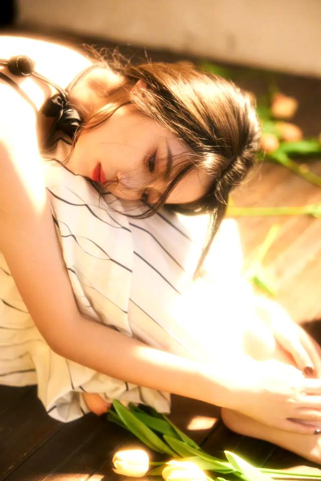 暖阳下的陈钰琪全身都散发着美丽