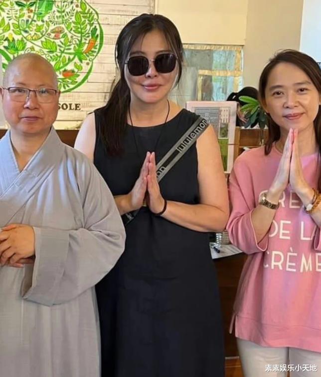 57岁王祖贤回台湾过中秋,颜值下跌严重,体态仍旧很优雅