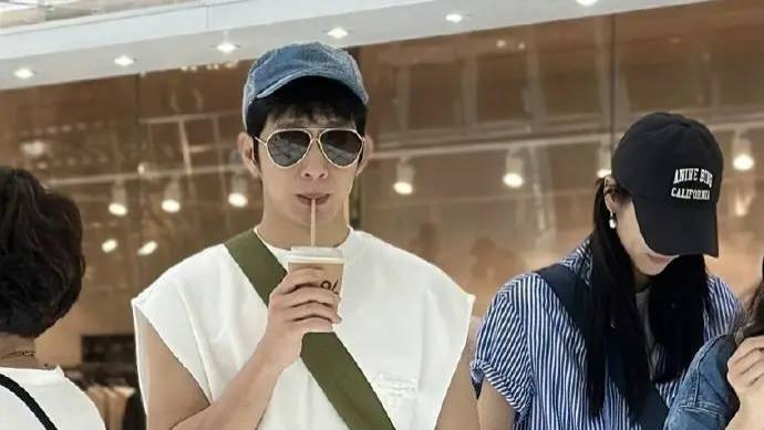 刘雯井柏然泰国浪漫游，情侣装亮相，甜蜜牵手引关注