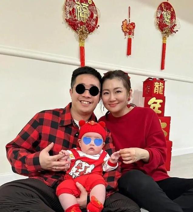 任家萱产后4个月全职带娃没收入，从没给儿子洗过澡，老公赚钱少