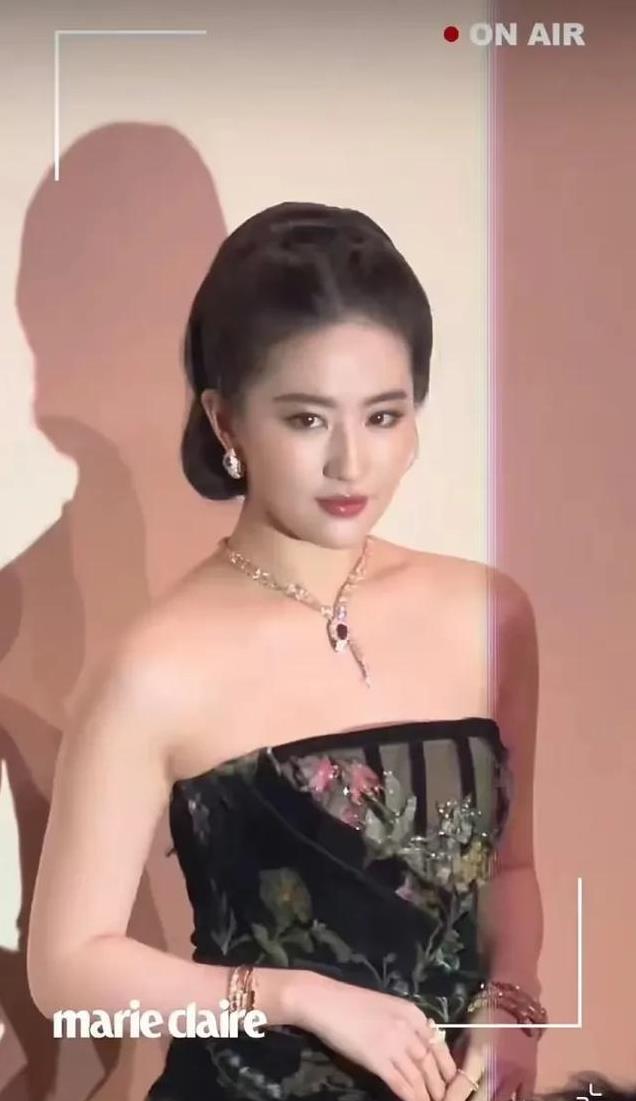 上海这夜，站安妮海瑟薇旁的刘亦菲，让所有人见识了她的江湖地位