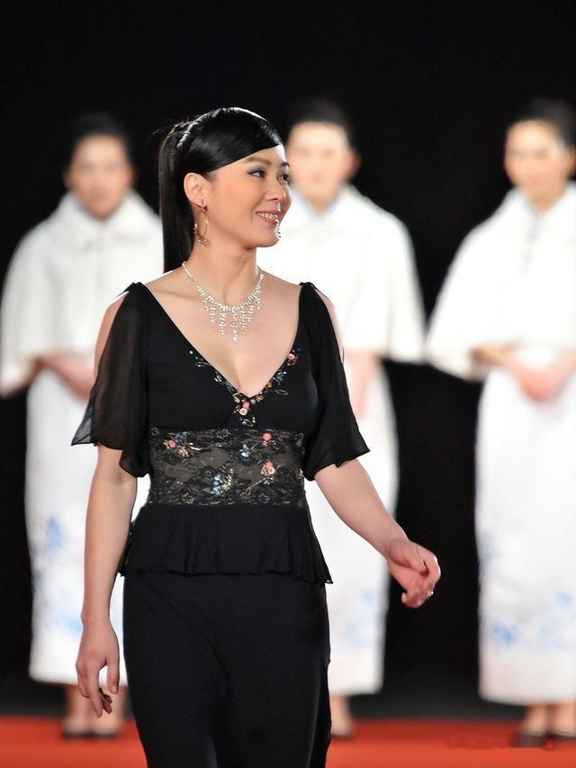 她曾被前夫一巴掌扇到离婚!二婚嫁世界冠军,如今生活令人羡慕