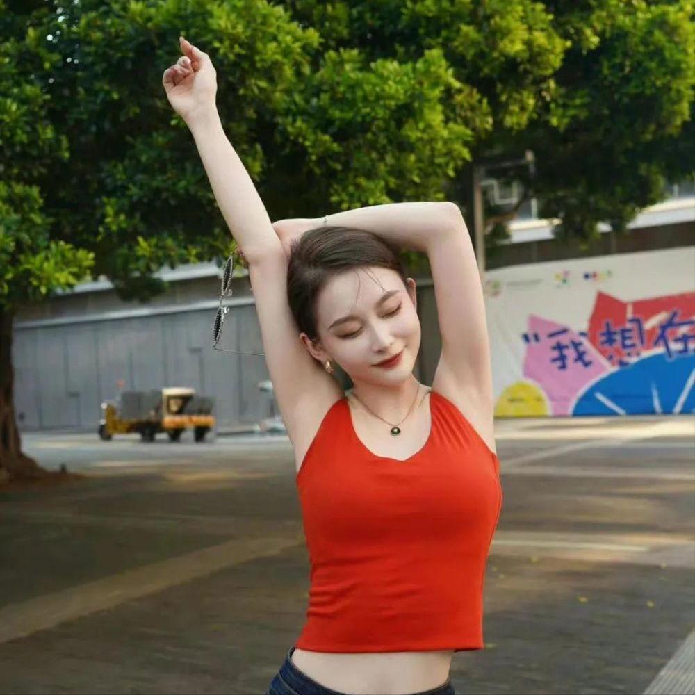 两次爆红,1。1亿获赞,粉丝超千万,追她的男人已经排到宇宙尽头