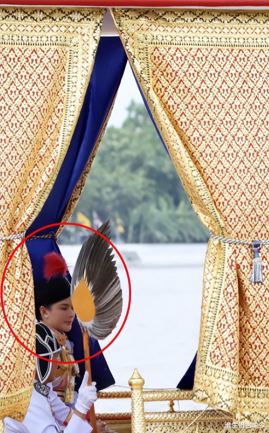 72岁泰王给玉佛换衣体力不支，苏提达全程陪伴，不惧两位后宫新人