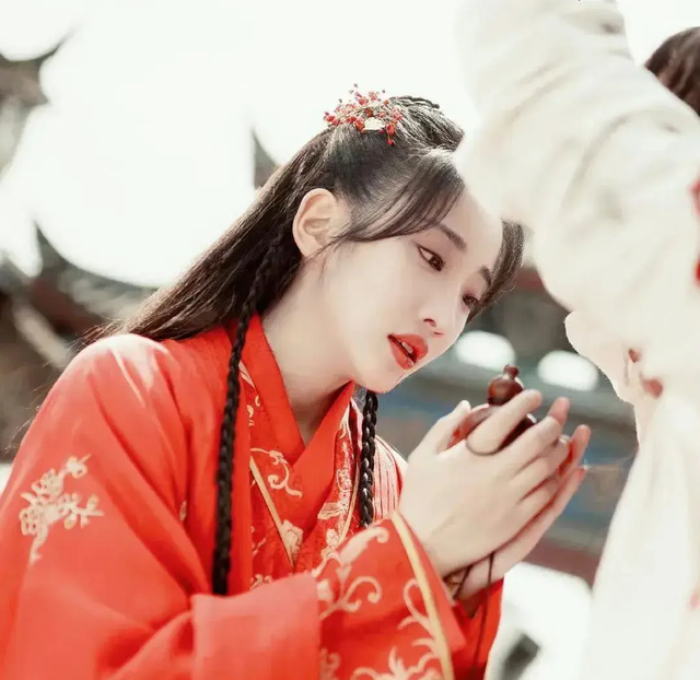 出道14年默默无闻,年初她凭着短剧火了,开始一周接到几十个本子