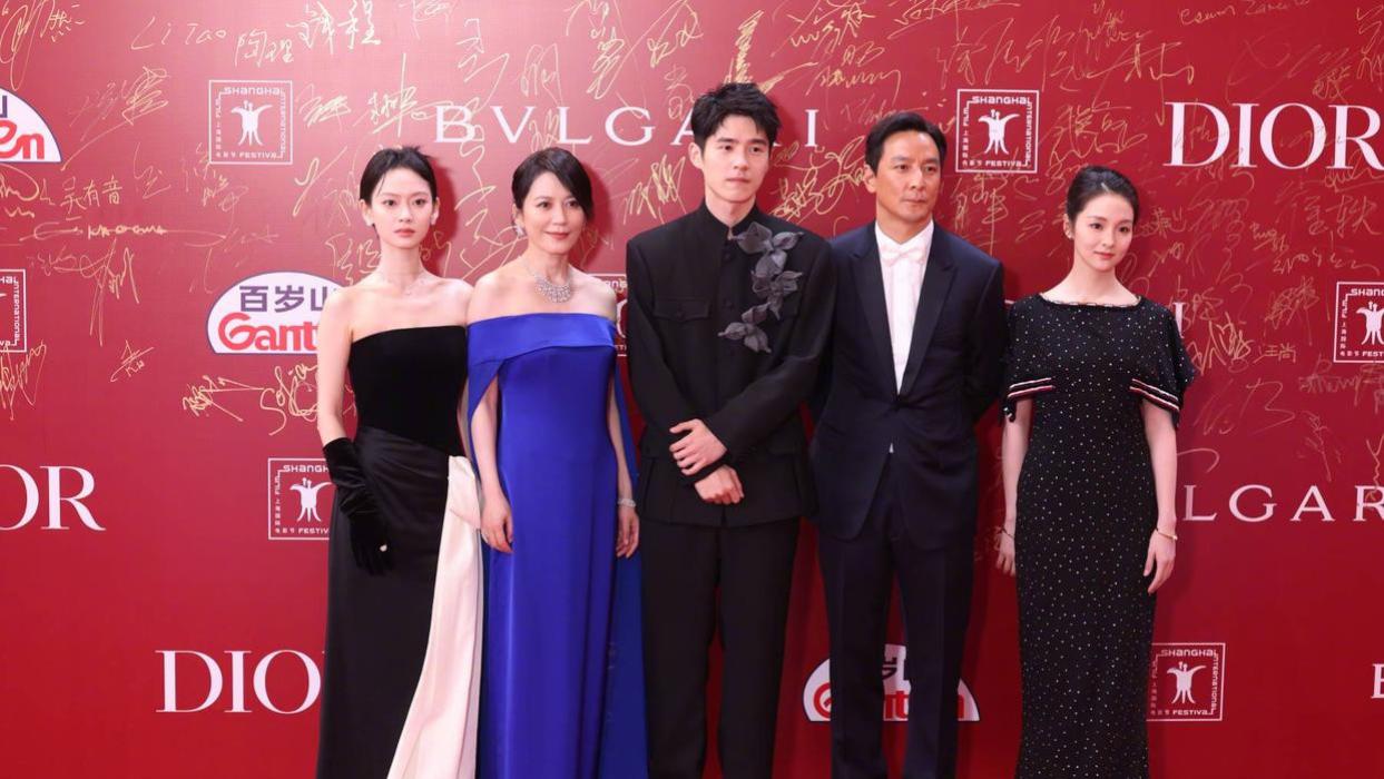 上影节红毯，吴彦祖发福明显，被刘昊然秒杀，53岁俞飞鸿风韵犹存